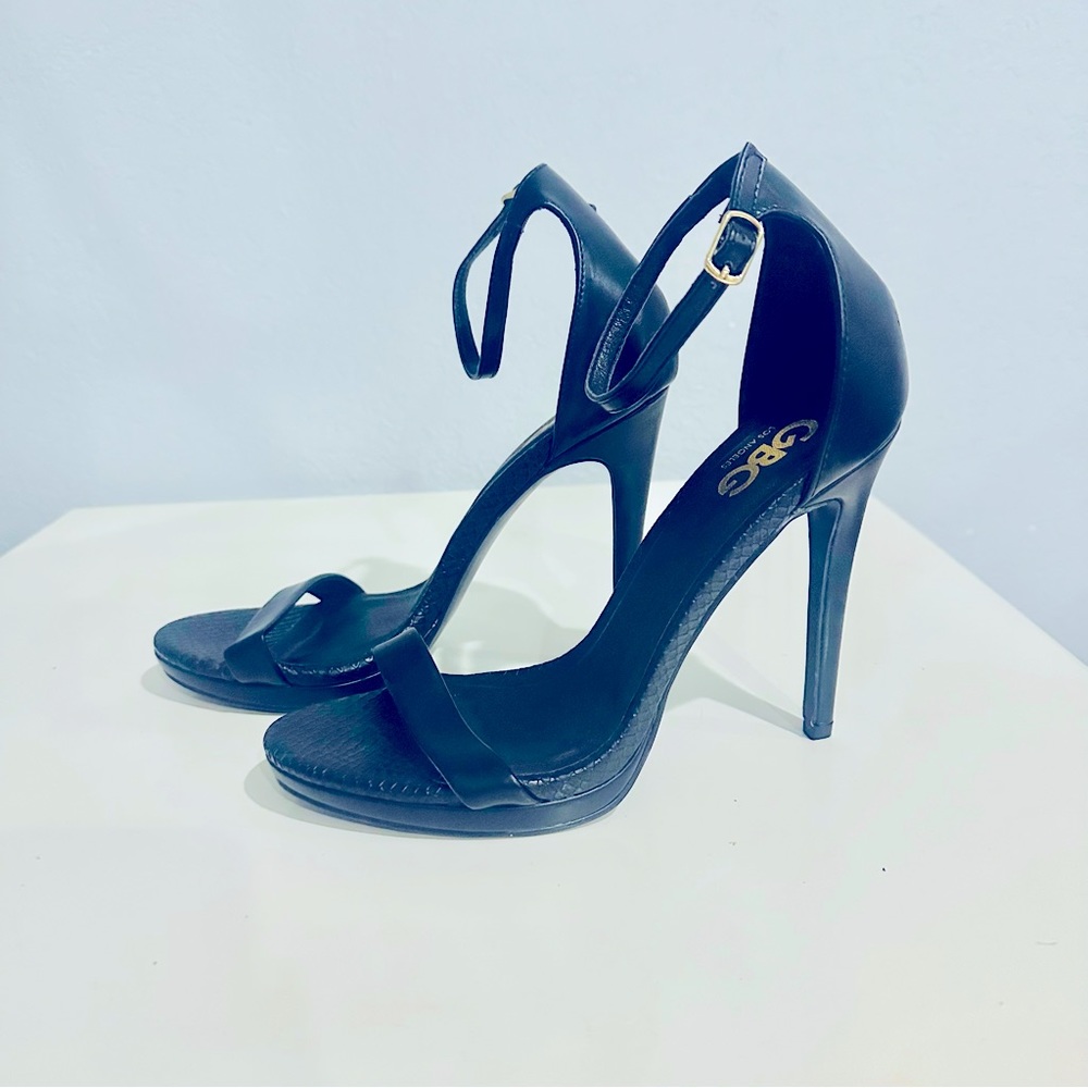 GBG Guess Strap, Black Genuine Leather, Size 8.5,
*NEW* Condition!